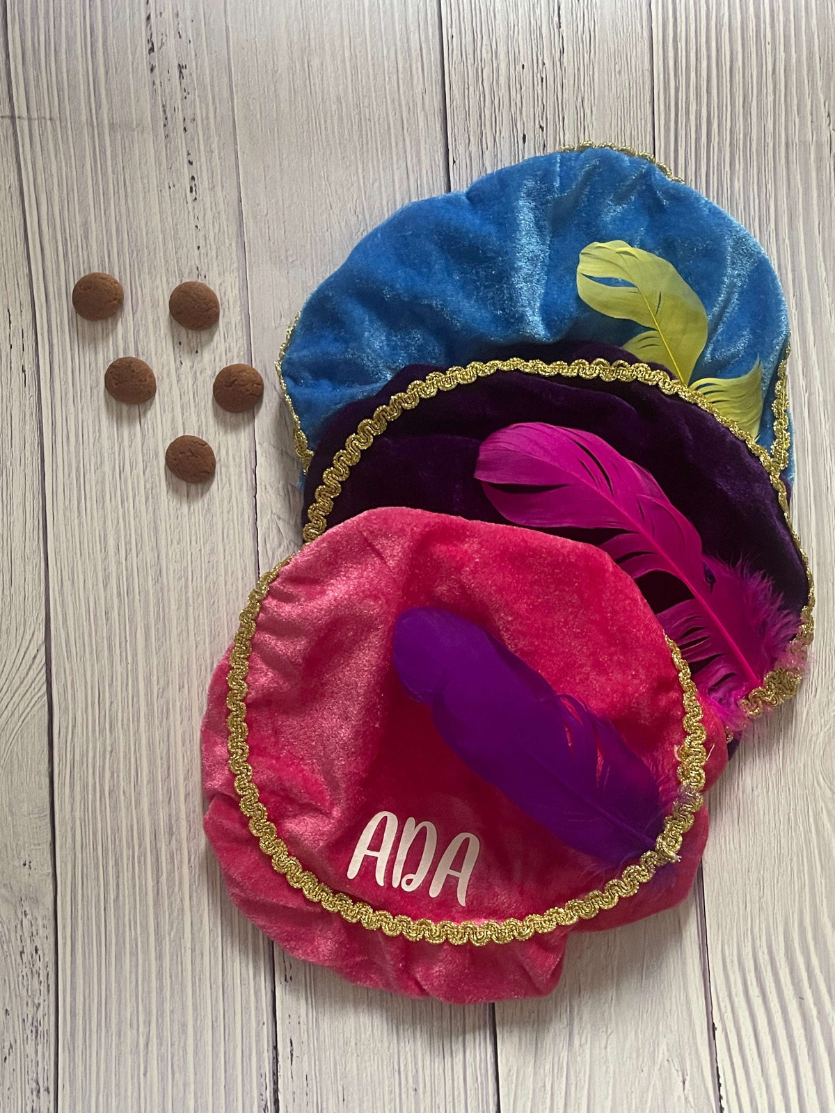 Detail van de naam bedrukking op de Sinterklaas muts voor kinderen