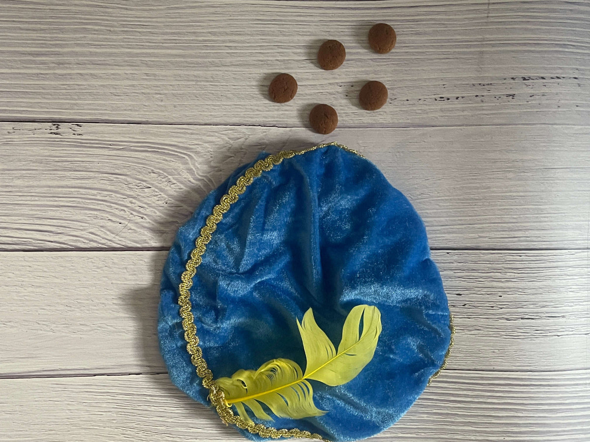 Blauw kind draagt een gepersonaliseerde Pietenmuts bij de Sinterklaasintocht