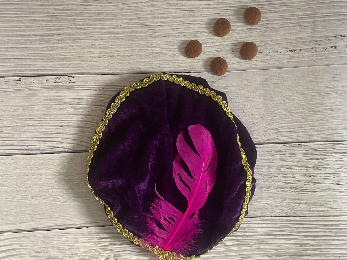 Paars kind draagt een gepersonaliseerde Pietenmuts bij de Sinterklaasintocht