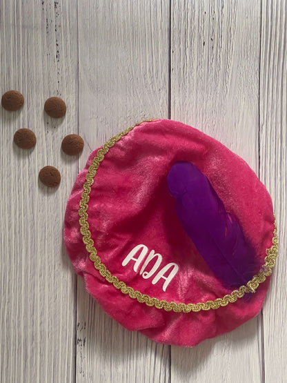 Roze kind draagt een gepersonaliseerde Pietenmuts bij de Sinterklaasintocht