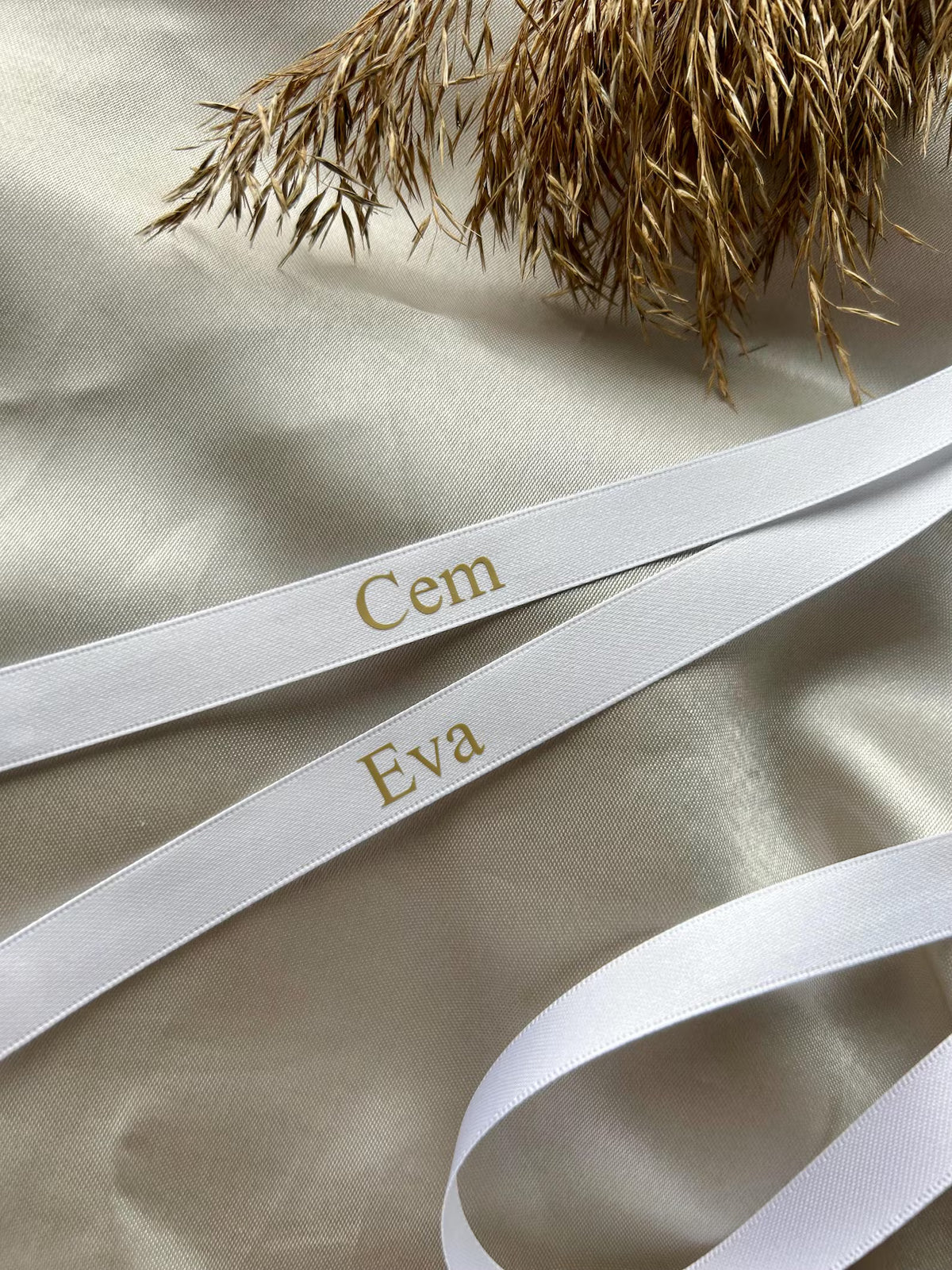 Wit verlovingslint met gouden tekst en gepersonaliseerde namen