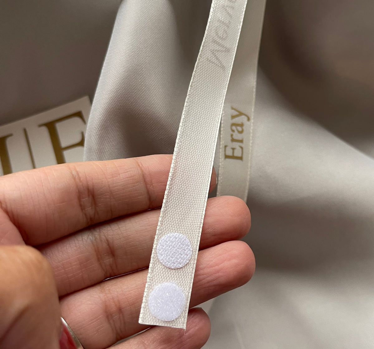 Gepersonaliseerd verlovingslint met klittenbandsluiting voor eenvoudig bevestigen